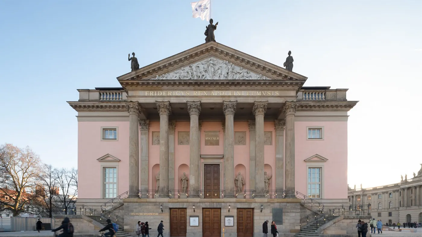 Die Deutsche Staatsoper in Berlin vor einem blauen Himmel.