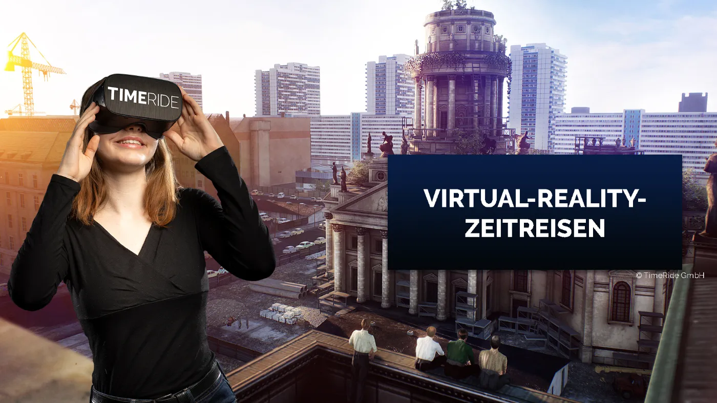 Eine junge Frau trägt eine VR-Brille, auf der Time Ride steht. Daneben ein Textfeld, auf dem "Virtual Reality Zeitreisen" steht. Im Hintergrund die Skyline von Berlin.